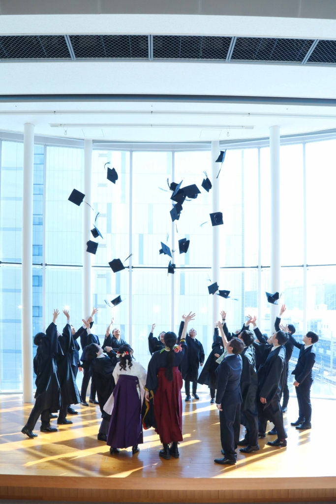 BBT大学学位授与式の帽子投げ風景