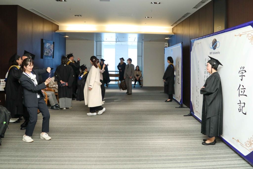 大きな学位記を背景にしたフォトスポット